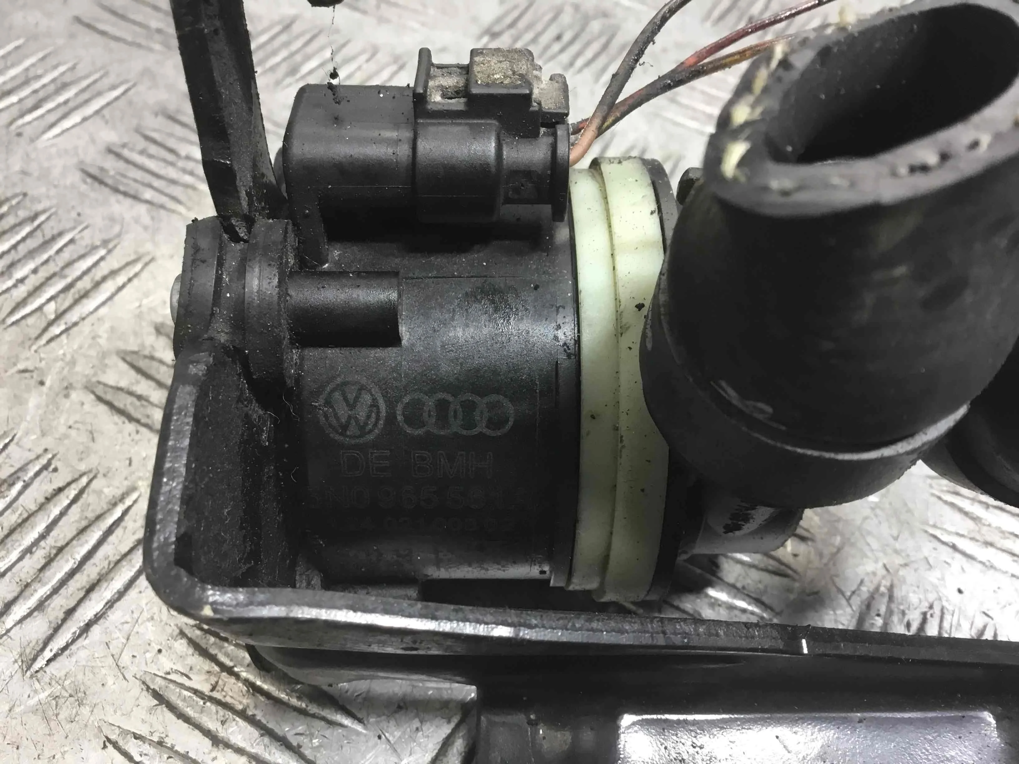 Насос антифриза дополнительный Audi A4 B8/8K (2007-2011) дизель 2.0 TDI Механика