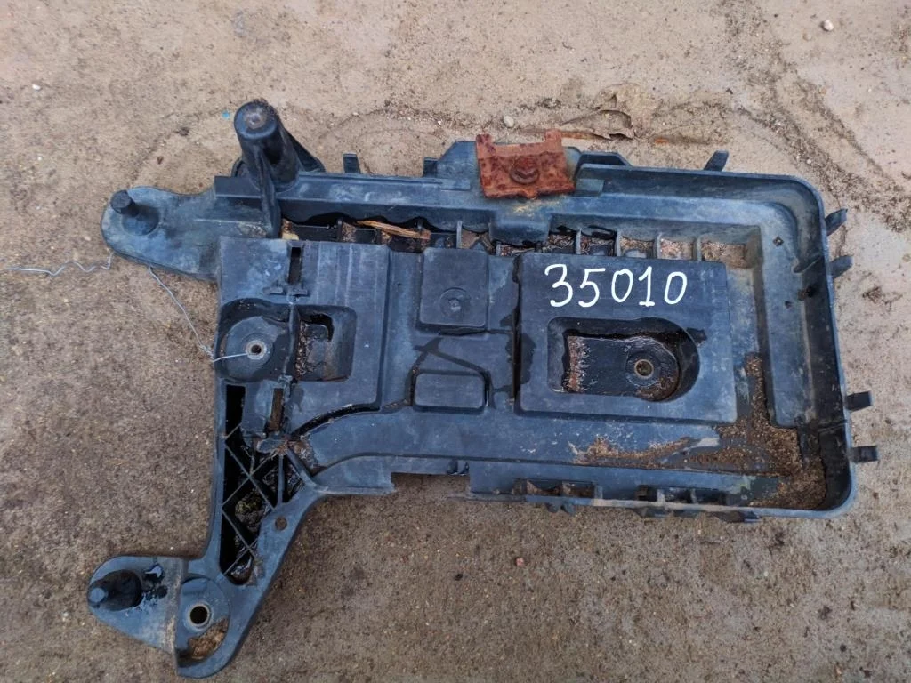 Полка аккумулятора 1K0915333D  1.9 TDI Volkswagen