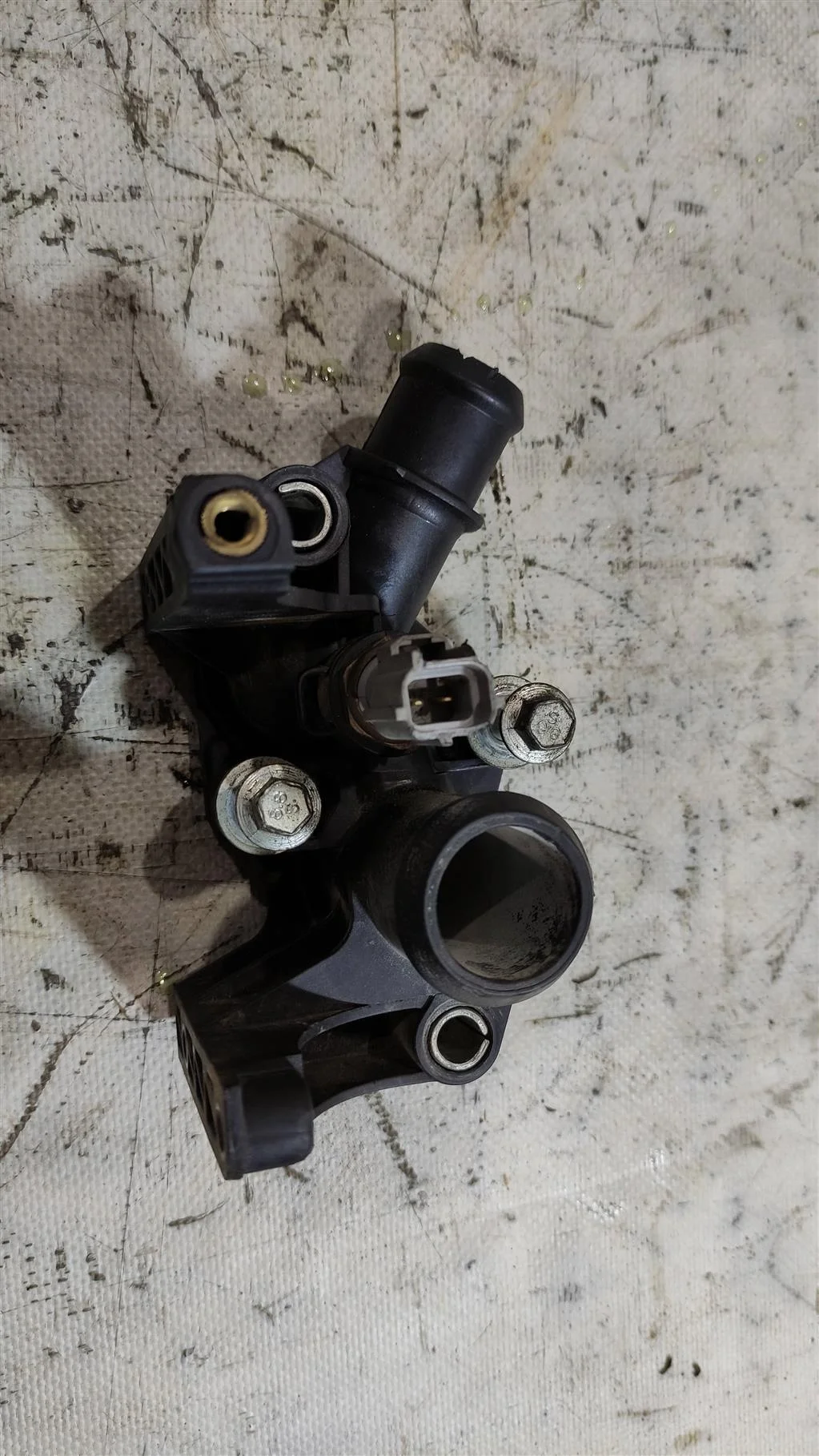 Фланец (тройник) системы охлаждения 7M5G8K556AC