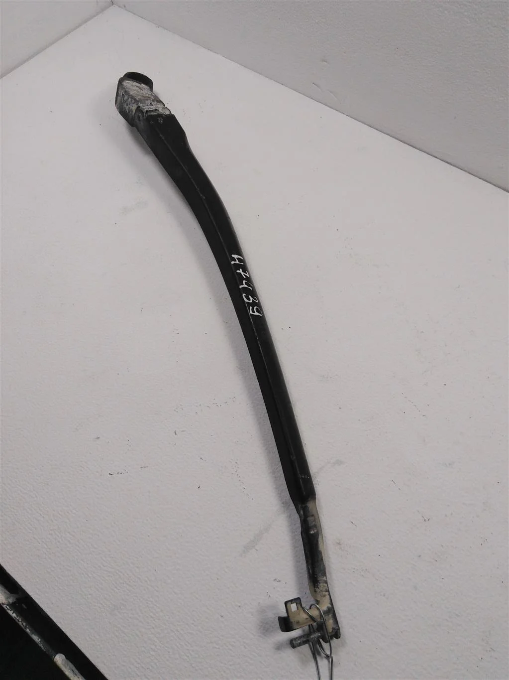 Поводок стеклоочистителя передний левый 7L5955407