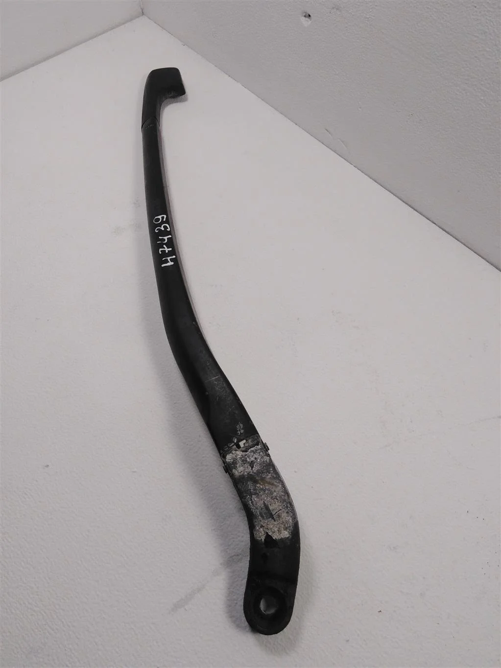 Поводок стеклоочистителя передний левый 7L5955407