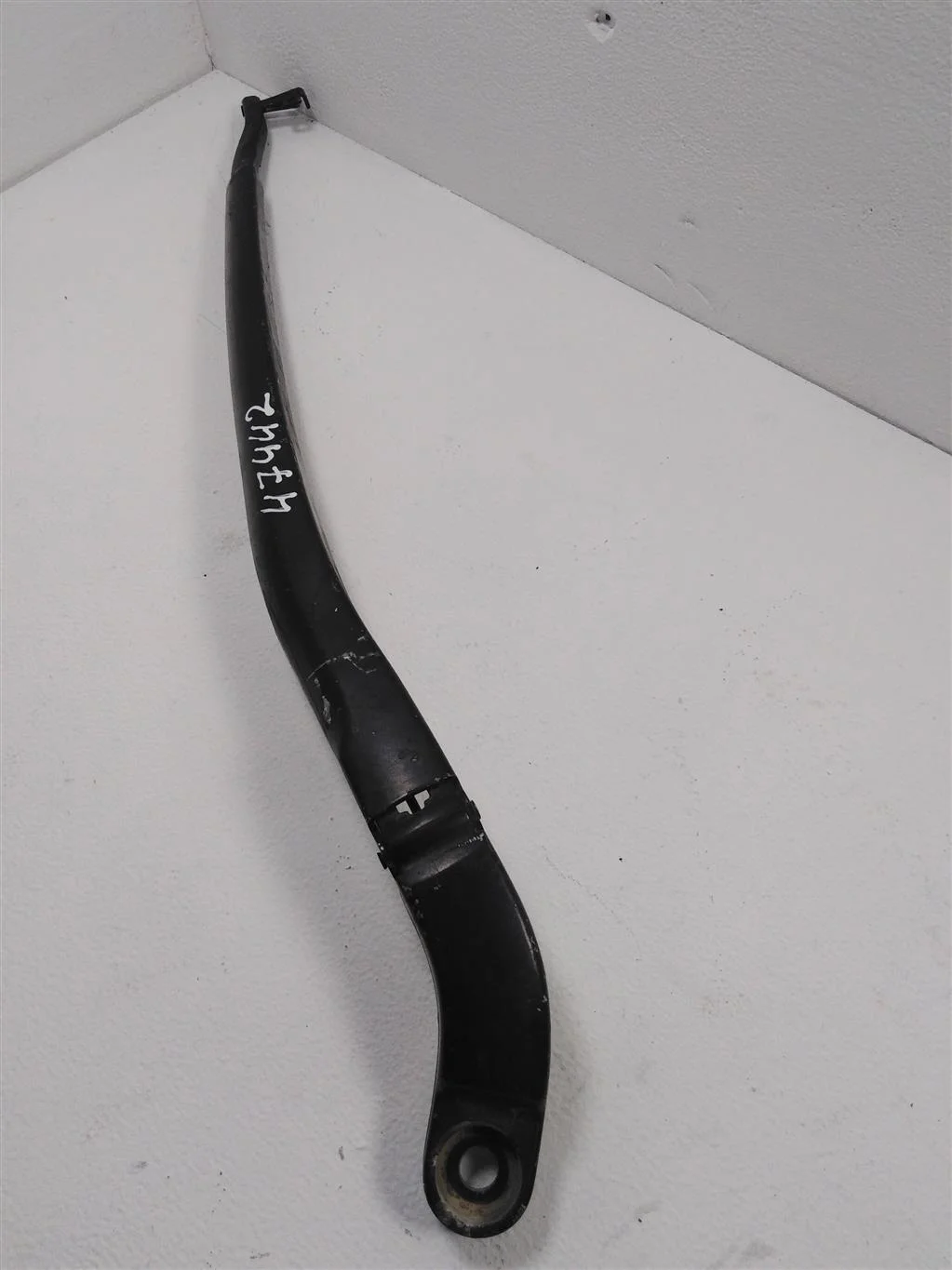 Поводок стеклоочистителя передний левый 7L5955407