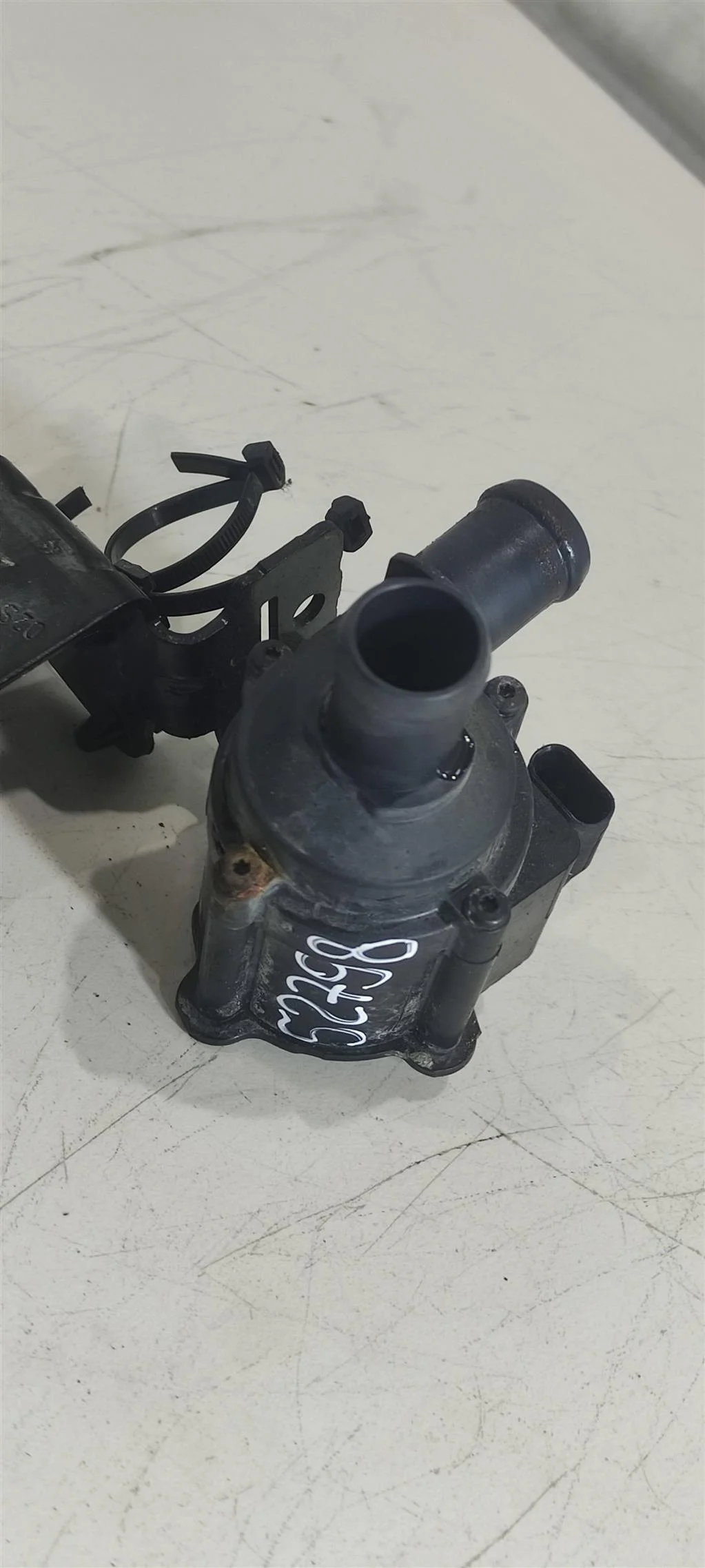 Насос антифриза дополнительный 06H121601N  3.0 FS