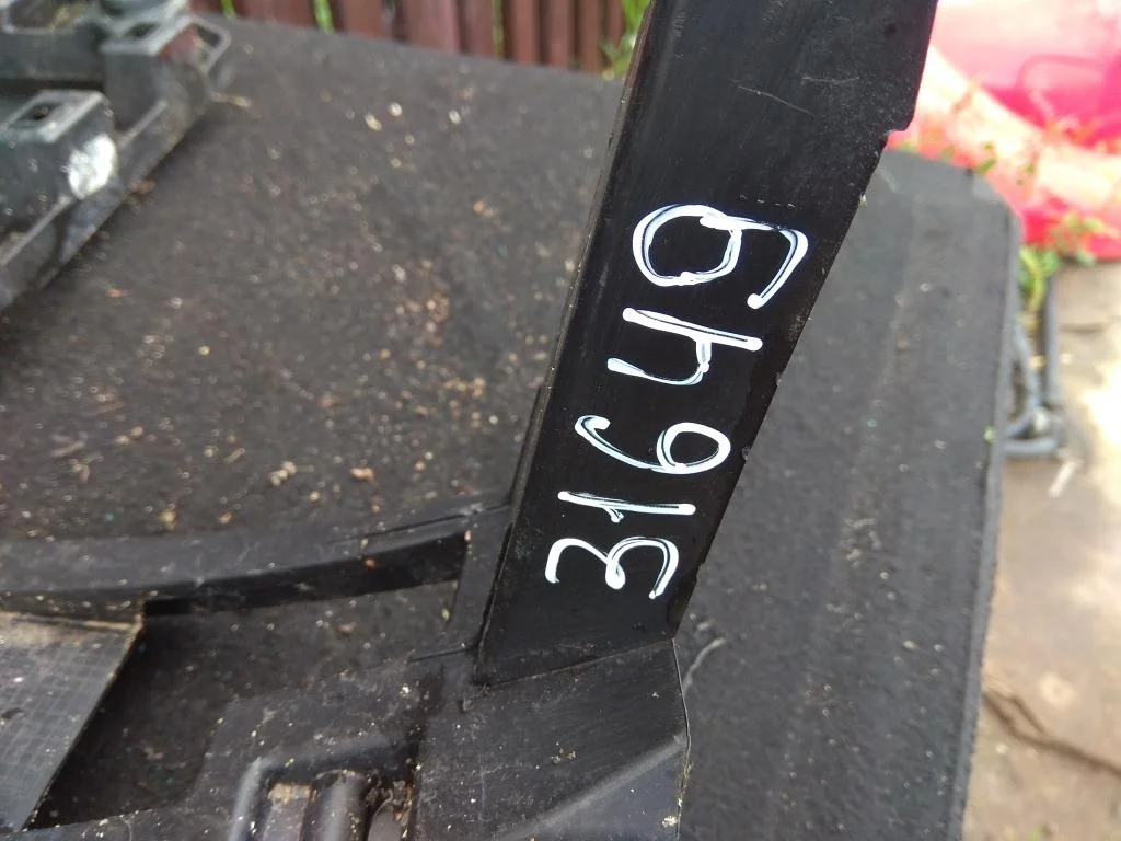 Направляющая заднего бампера правая 5C6807394B  2