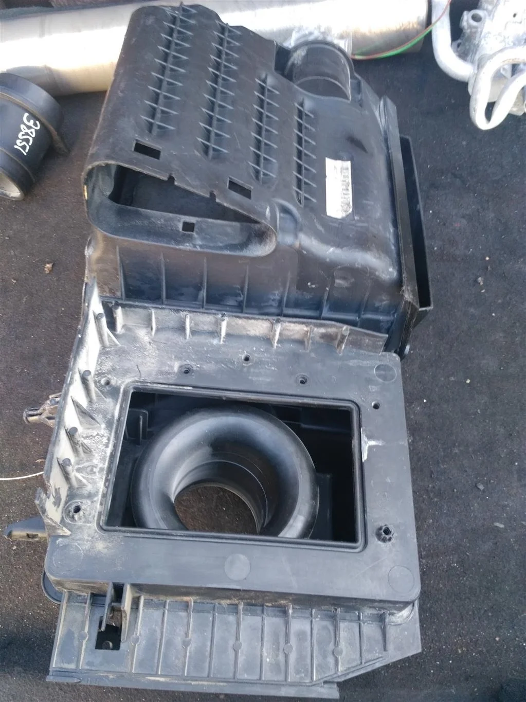 Корпус воздушного фильтра 30677718  2.5 Турбо бен