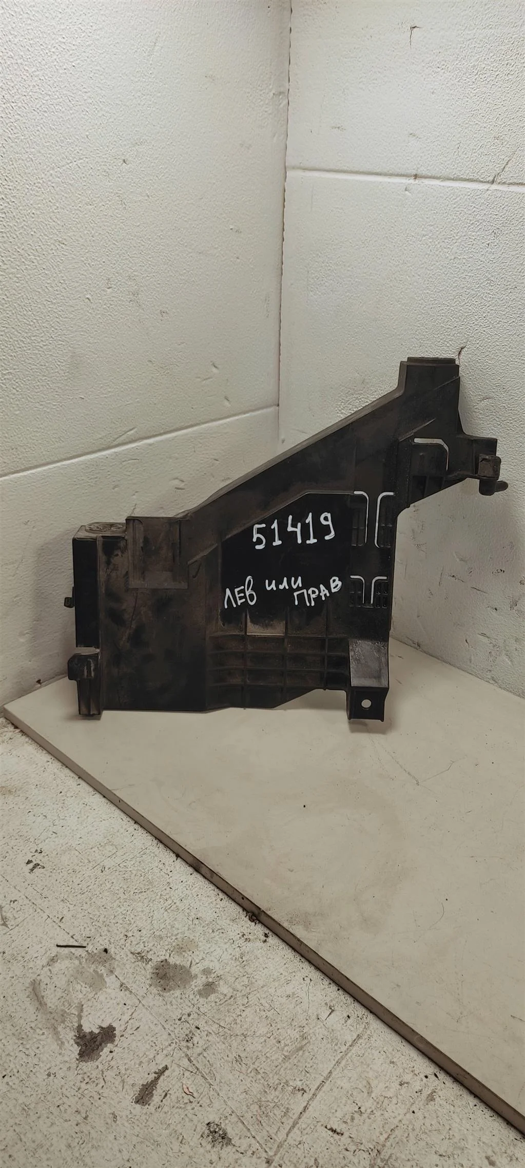 Крепление фары левой 89392979    Audi