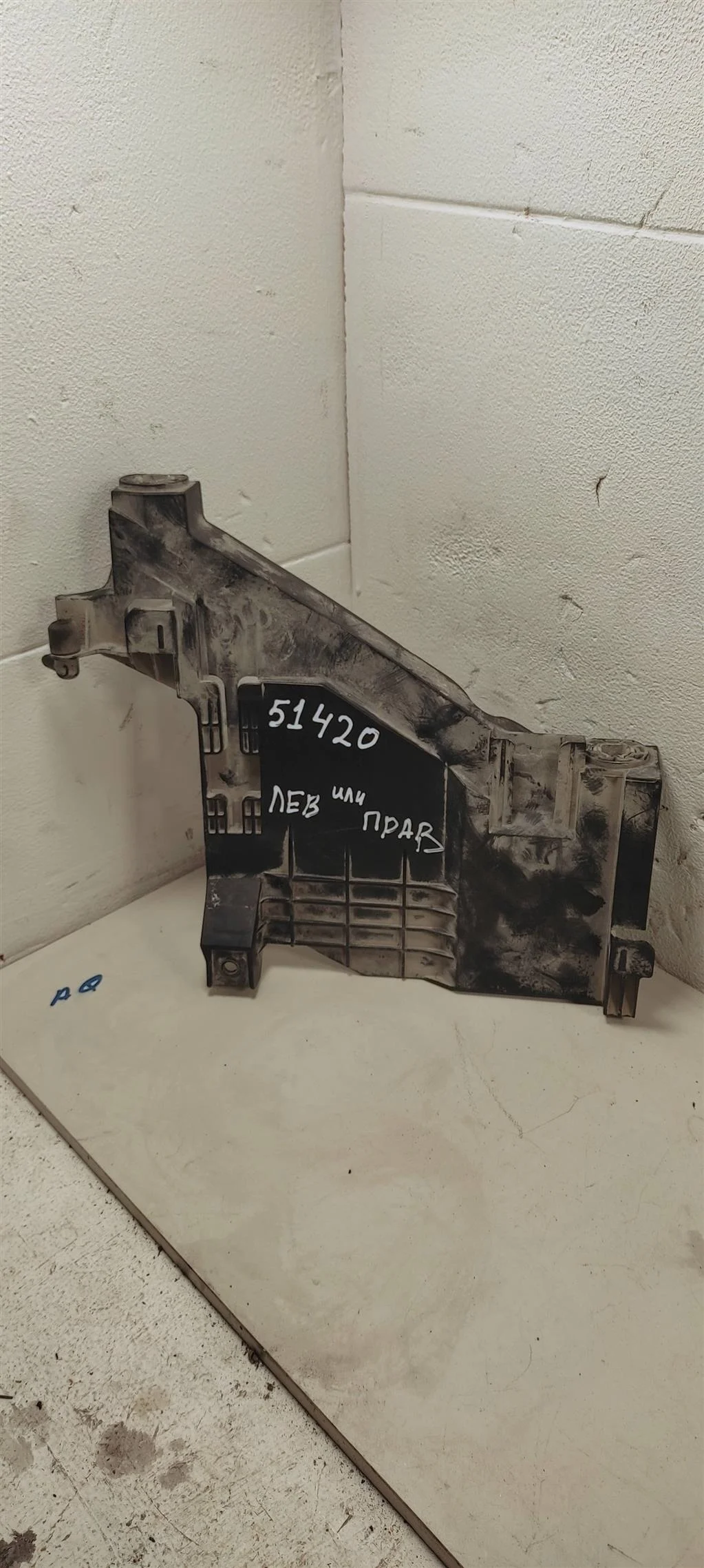 Крепление фары правой 89392979    Audi