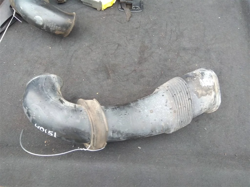 Патрубок воздушного фильтра 7L6129609A  4.2 Бензи