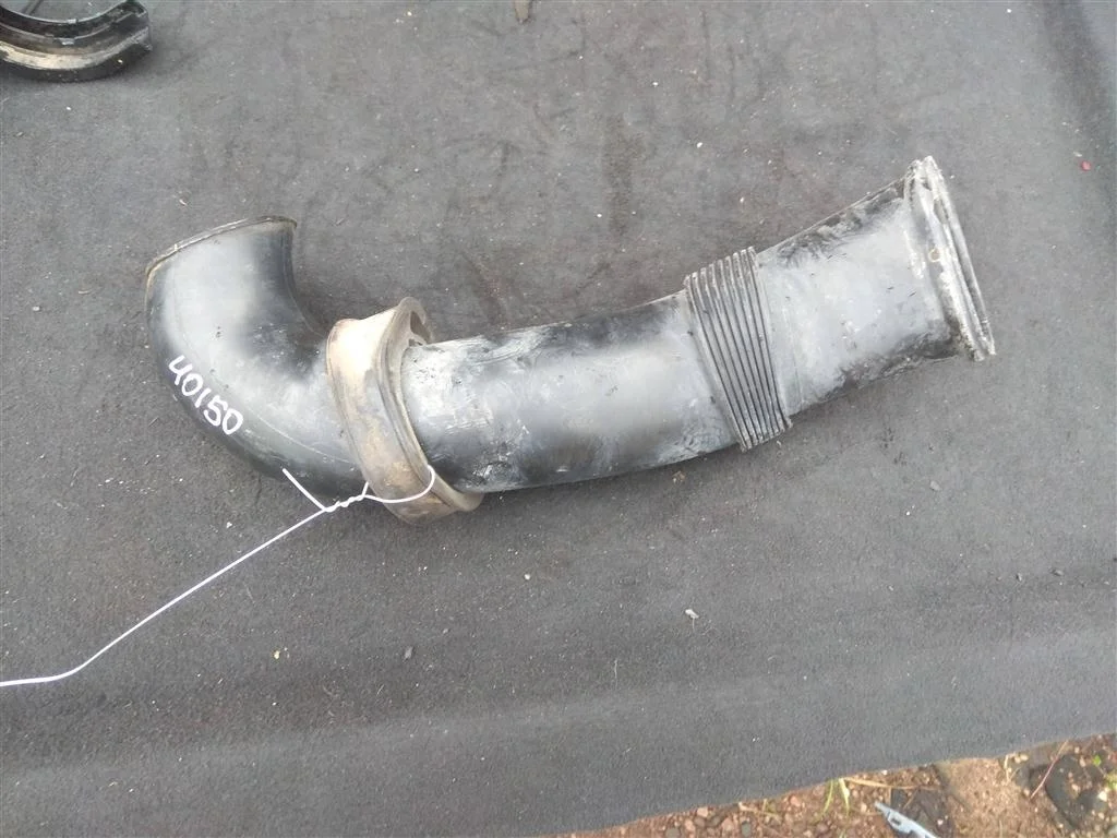 Патрубок воздушного фильтра 7L6129609A  4.2 Бензи