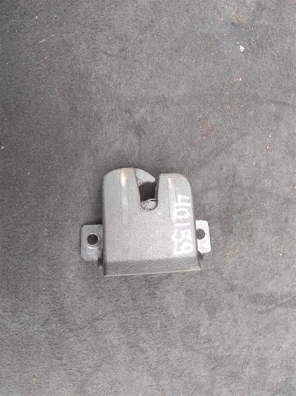 Замок багажника 7L6827505D  4.2 Бензин Volkswagen