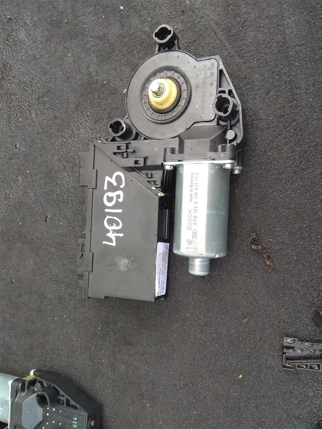 Моторчик стеклоподъемника передний правый 7L09597