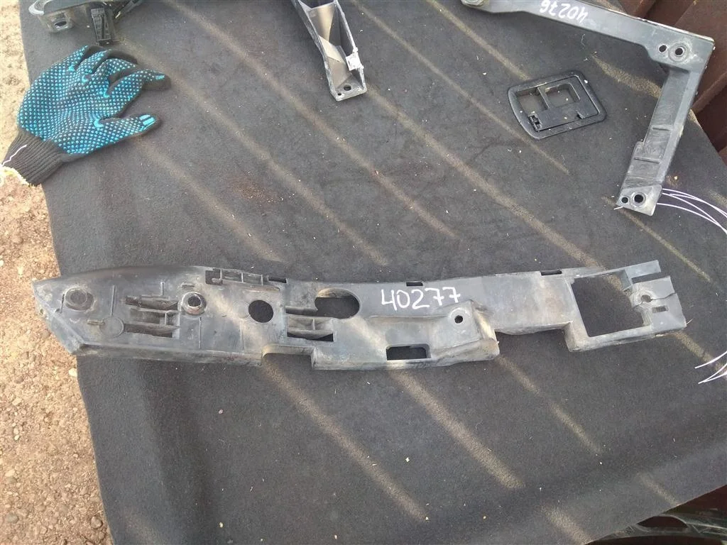 Кронштейн переднего бампера левый 7L6807183C  4.2