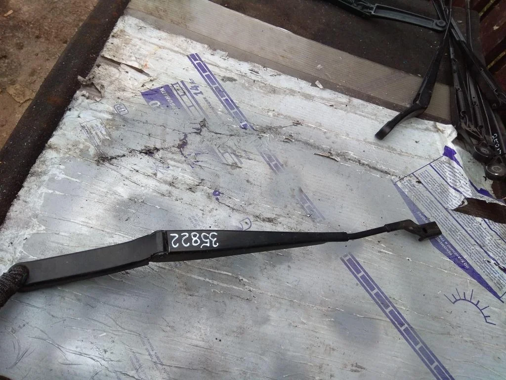 Поводок стеклоочистителя передний левый 3C1955409