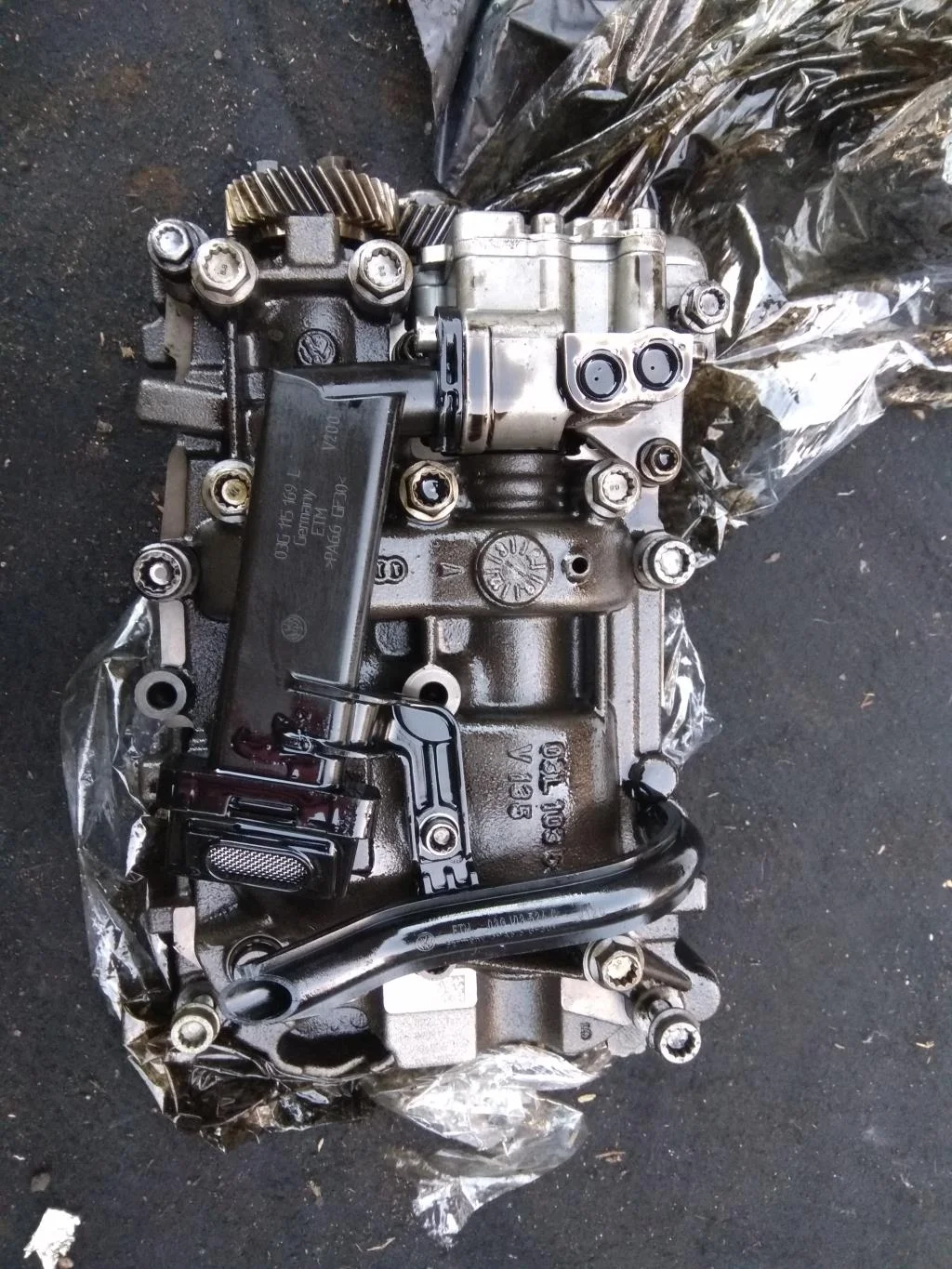 Насос масляный 03L103295F  2.0 TDI Volkswagen