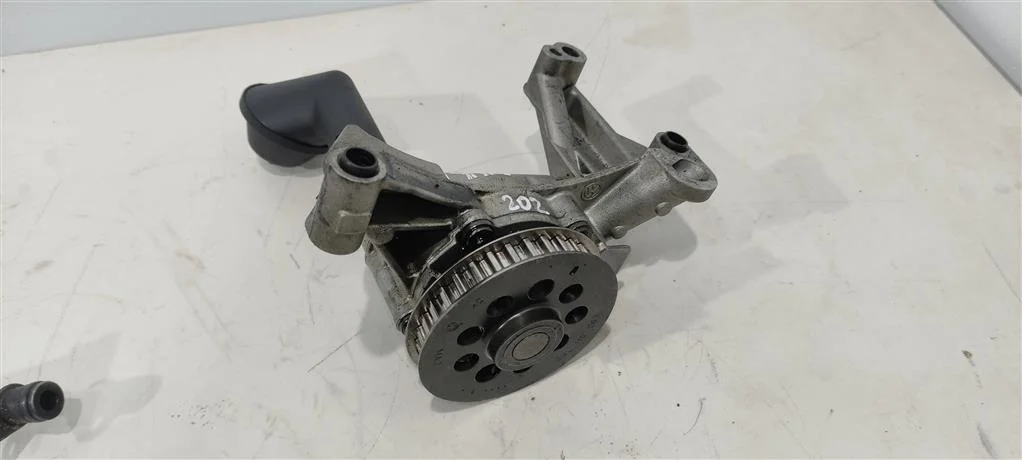 Насос масляный 03L115105B  1.6 TDI Volkswagen