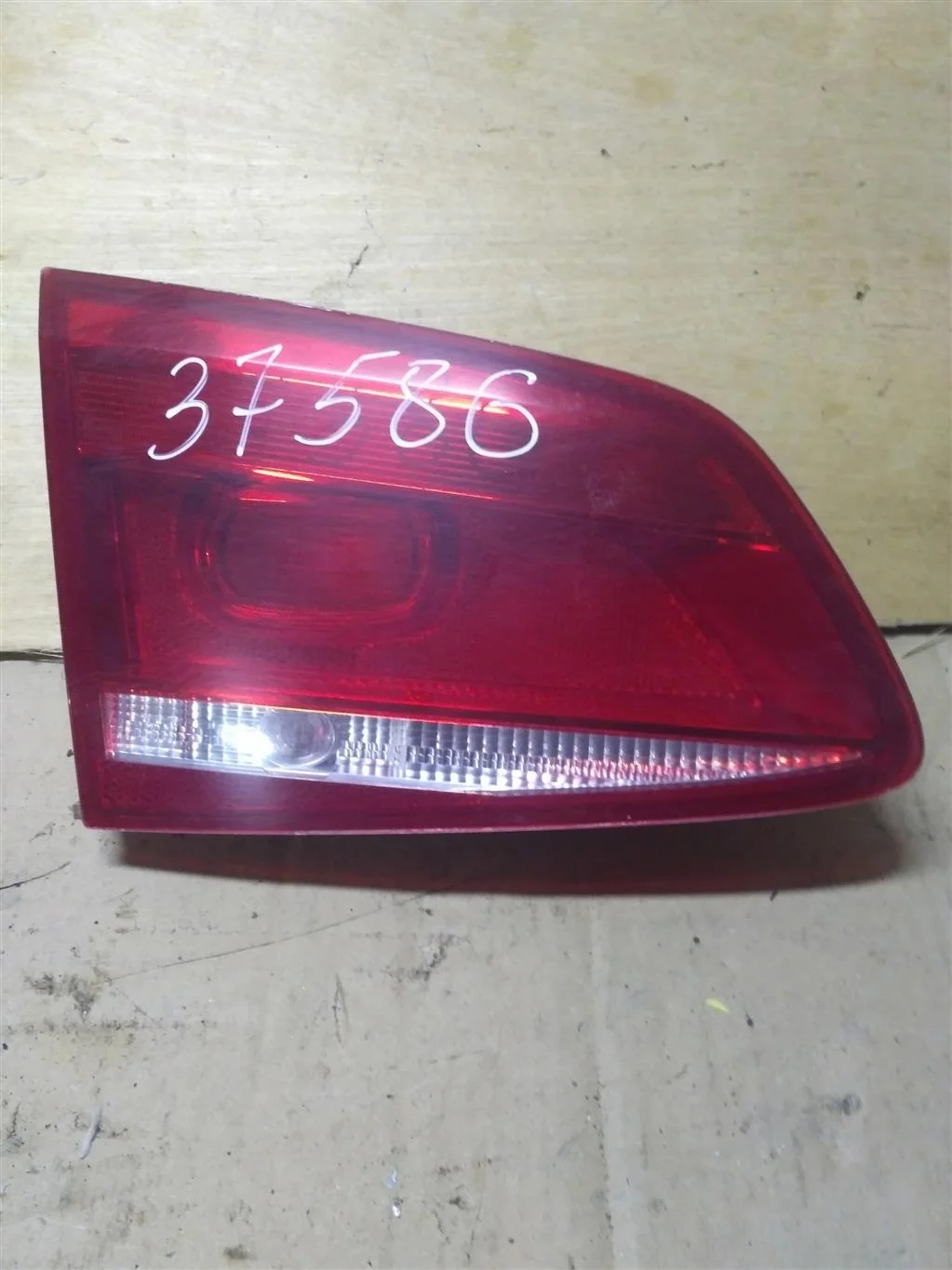 Фонарь крышки багажника левый 3AF945093B  2.0 TDI