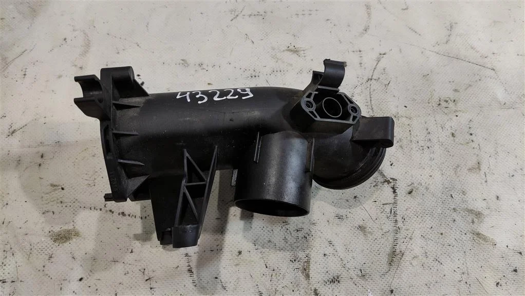 Патрубок (трубопровод, шланг) 03C145861E  1.4 Бен