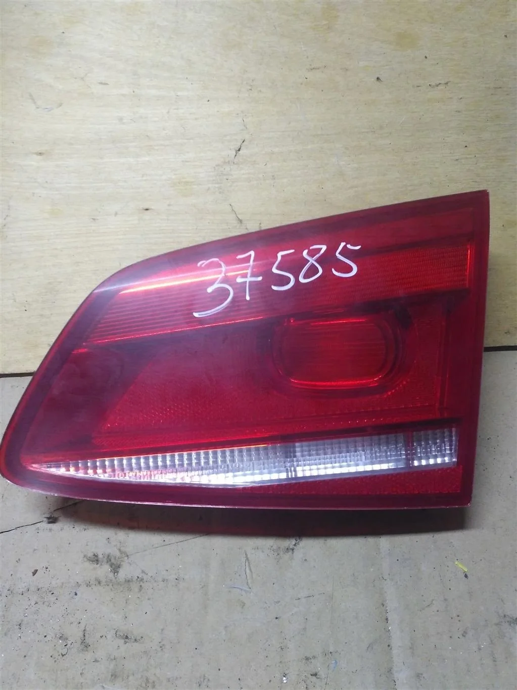 Фонарь крышки багажника правый 3AF945094C  2.0 TD