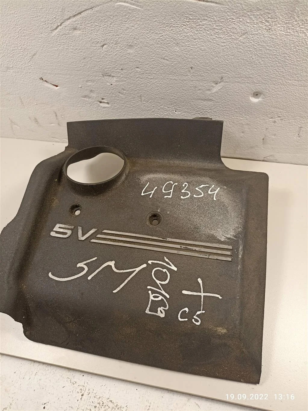 Декоративная крышка двигателя 078103935L  2.7 Бен