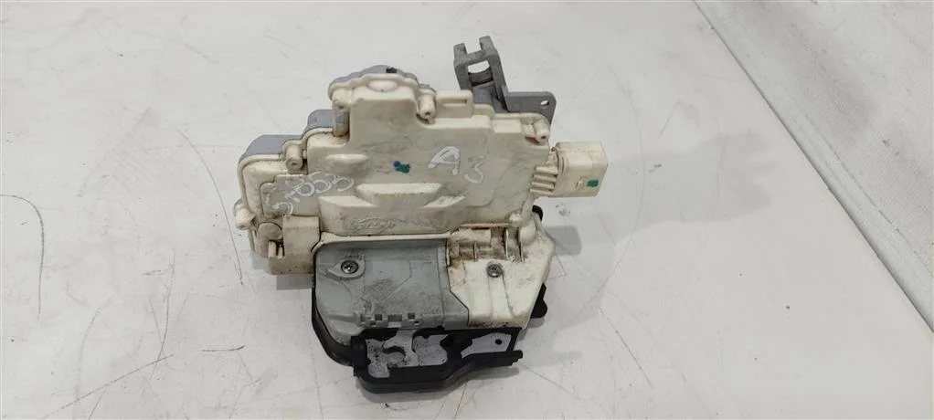 Замок двери передней правой 4F1837016A  1.8 Бензи