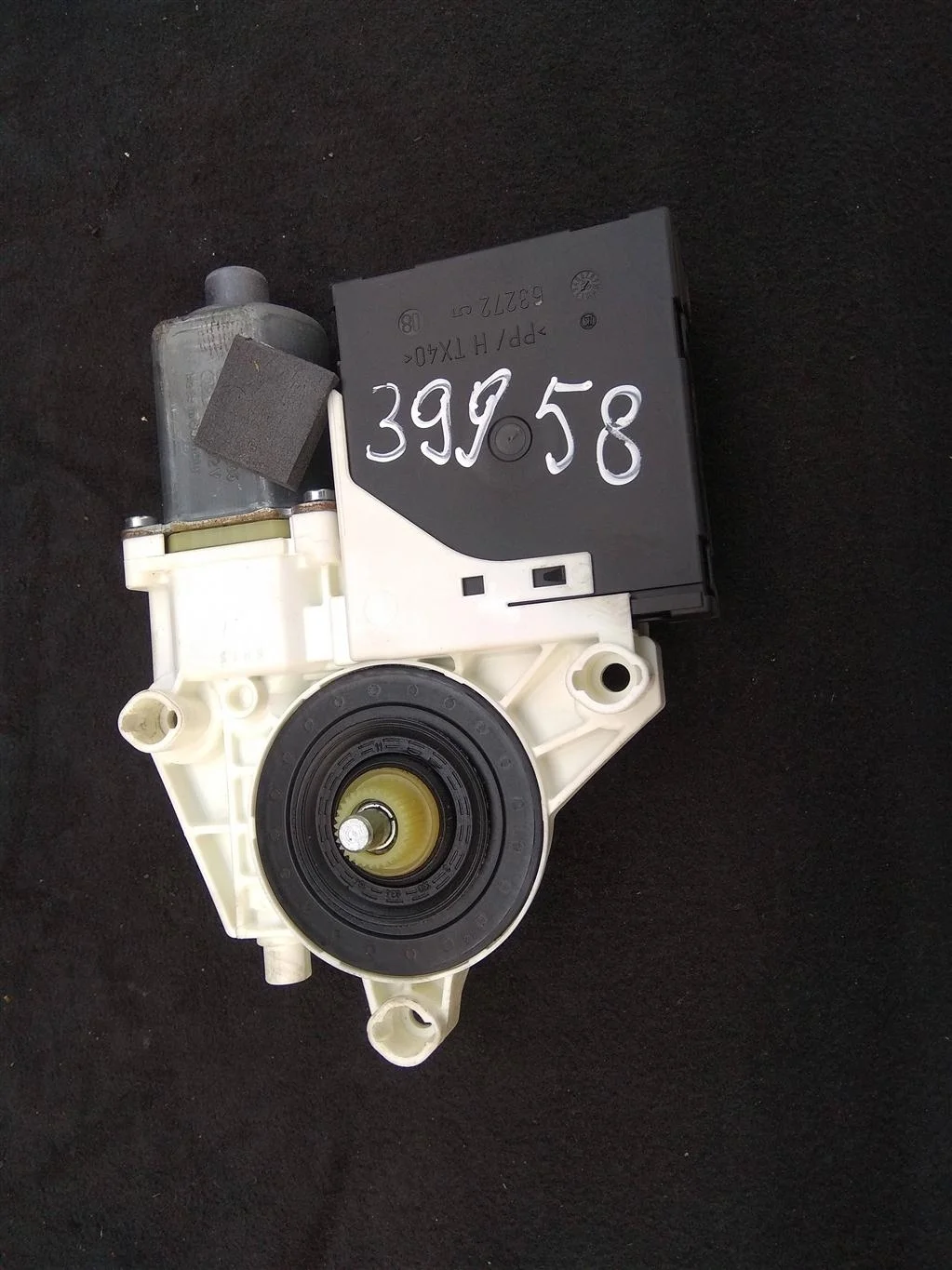 Моторчик стеклоподъемника передний левый 8P095980