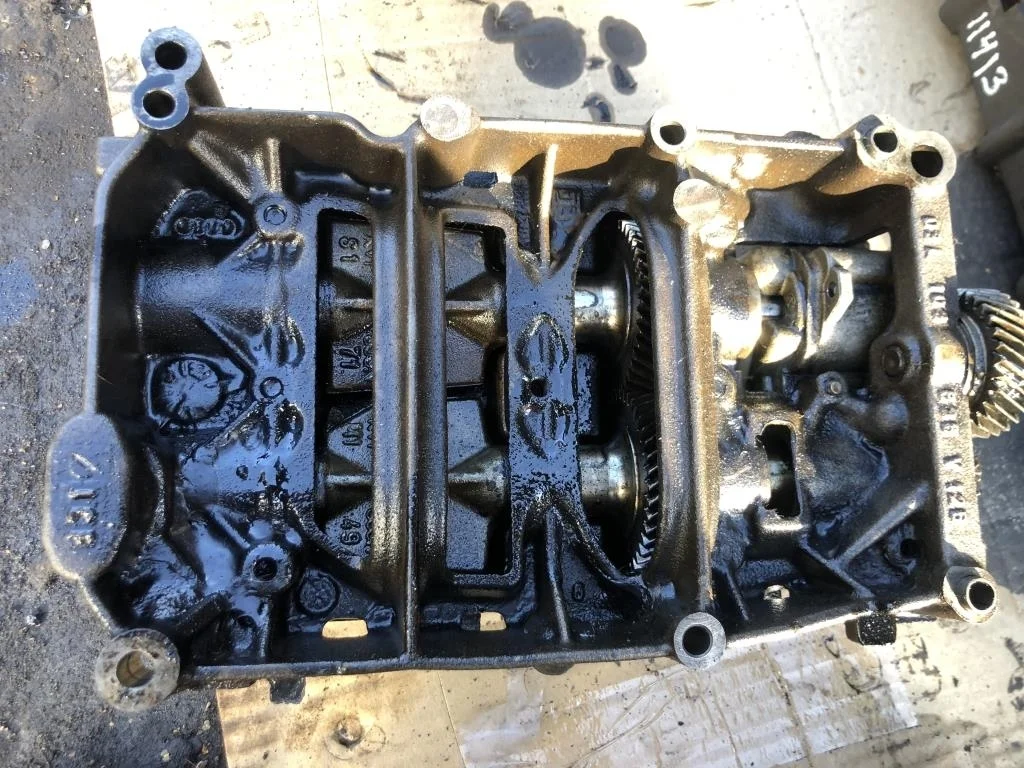 Насос масляный 03G103295K  2.0 TDI Audi