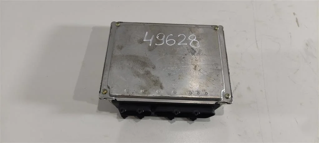 Блок управления двигателем 8D0907558F  1.8 Бензин