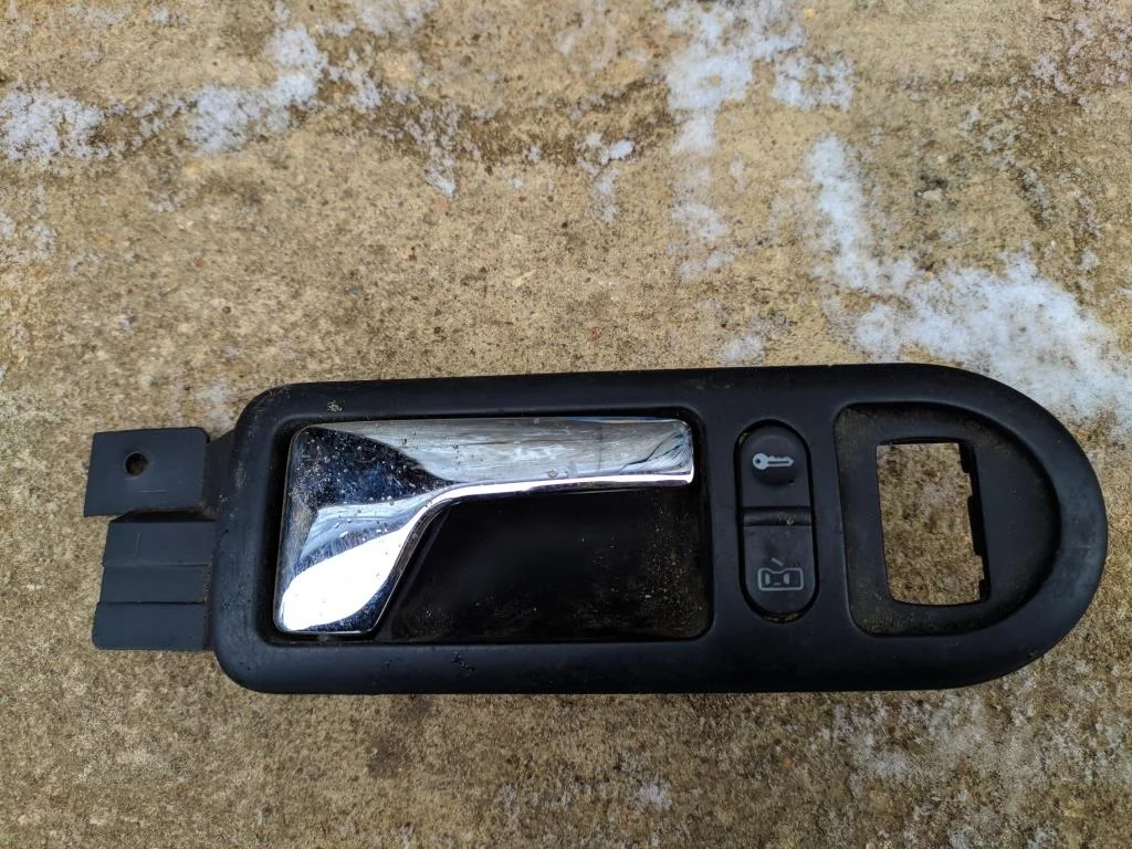 Ручка внутренняя передняя правая 3B1837114  1.6 Б