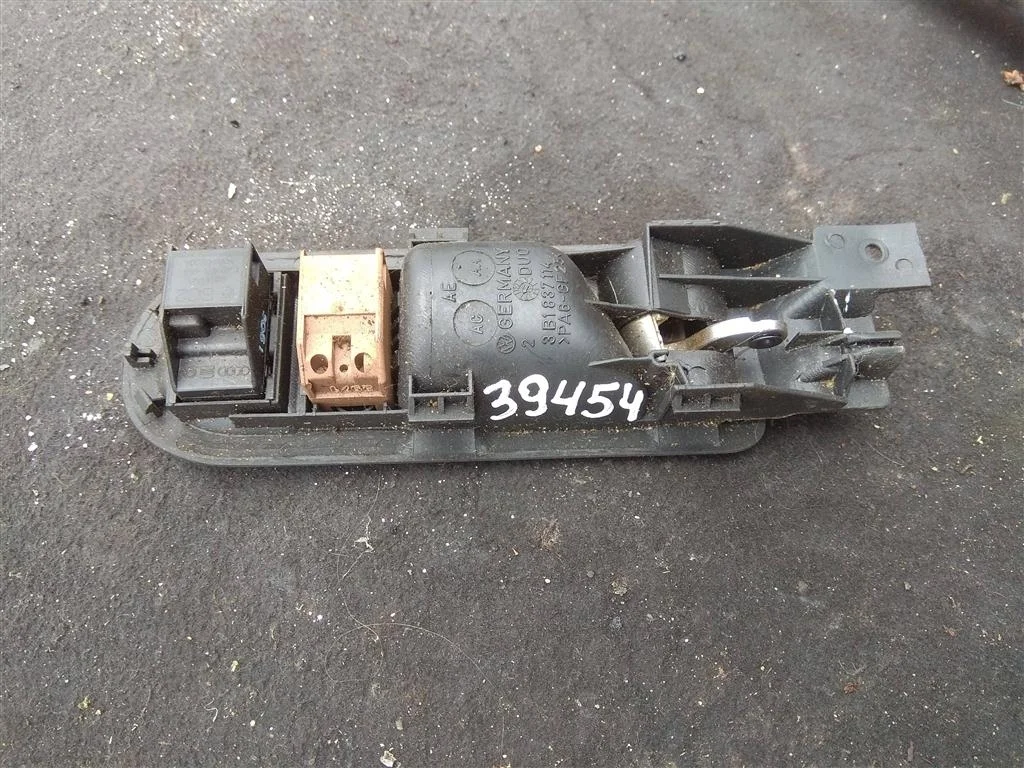 Ручка внутренняя передняя правая 3B1837114  1.6 Б