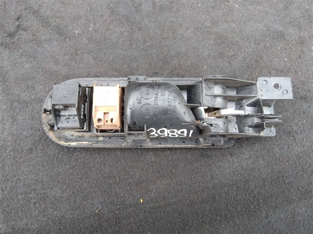 Ручка внутренняя передняя правая 3B1837114  1.6 Б