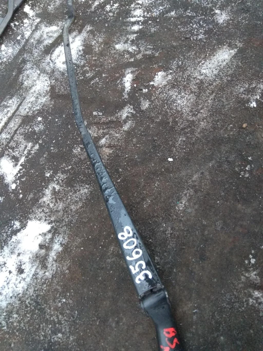 Поводок стеклоочистителя передний правый 3B195541