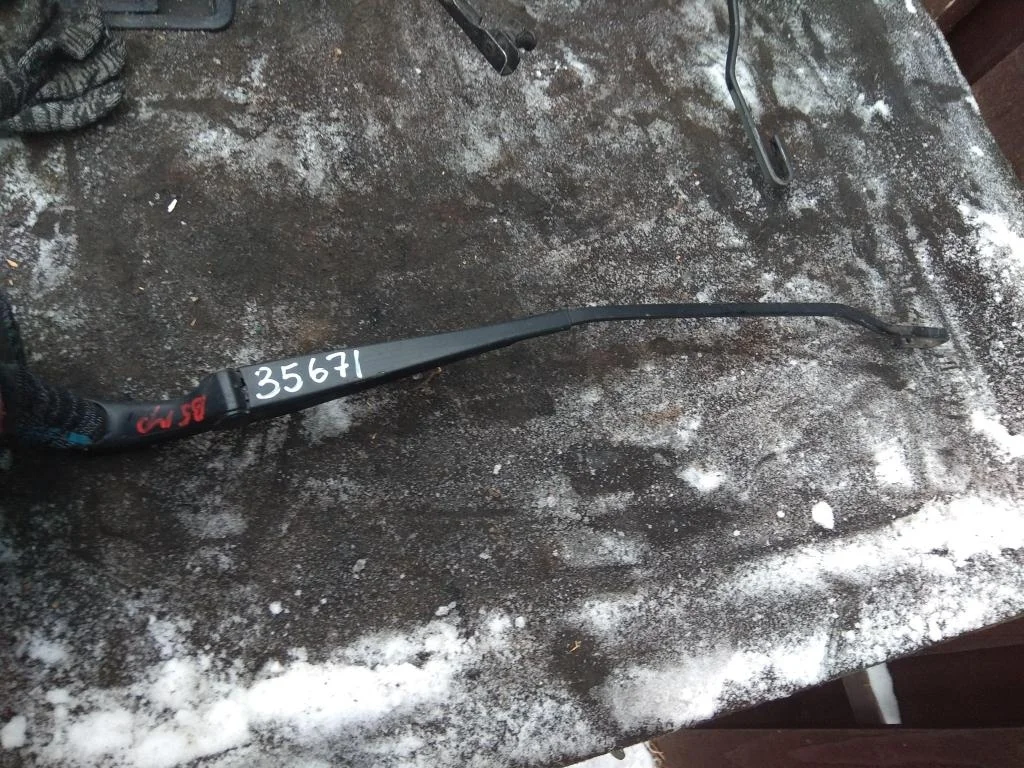 Поводок стеклоочистителя передний правый 3B195541