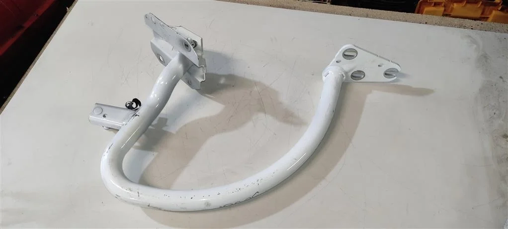 Петля крышки багажника правая 8T0827302C  3.2 Бен