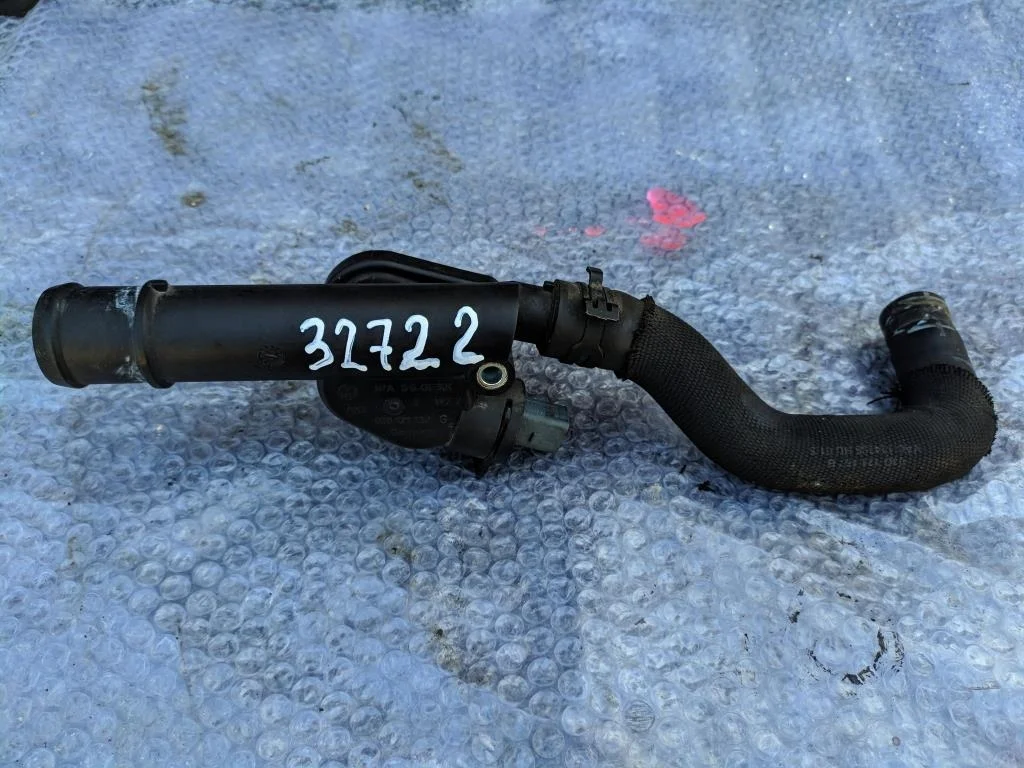 Фланец (тройник) системы охлаждения 038121132G  2