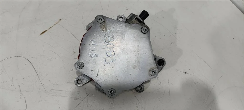 Насос вакуумный 06D145100G  2.0 TFSI Volkswagen