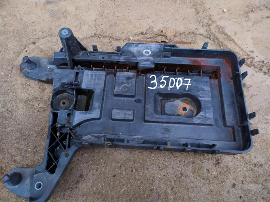 Полка аккумулятора 1K0915333D  1.9 TDI Volkswagen