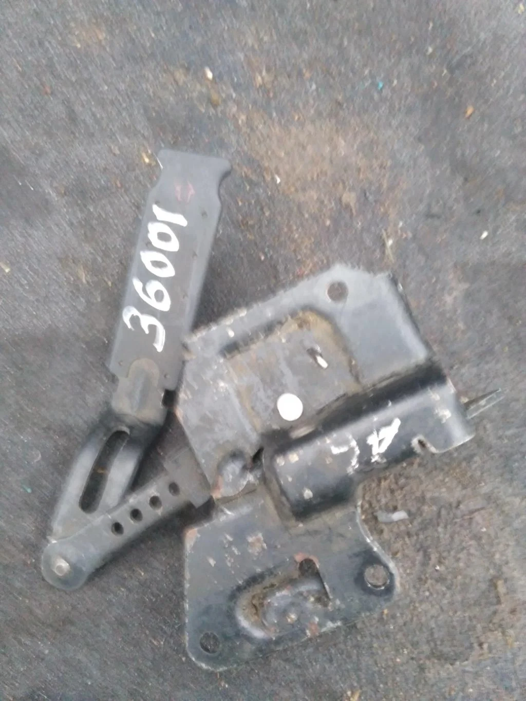 Замок капота 4B0823480E  1.9 TDI Audi