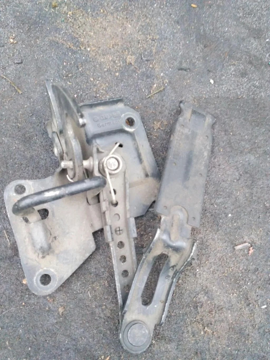 Замок капота 4B0823480E  1.9 TDI Audi