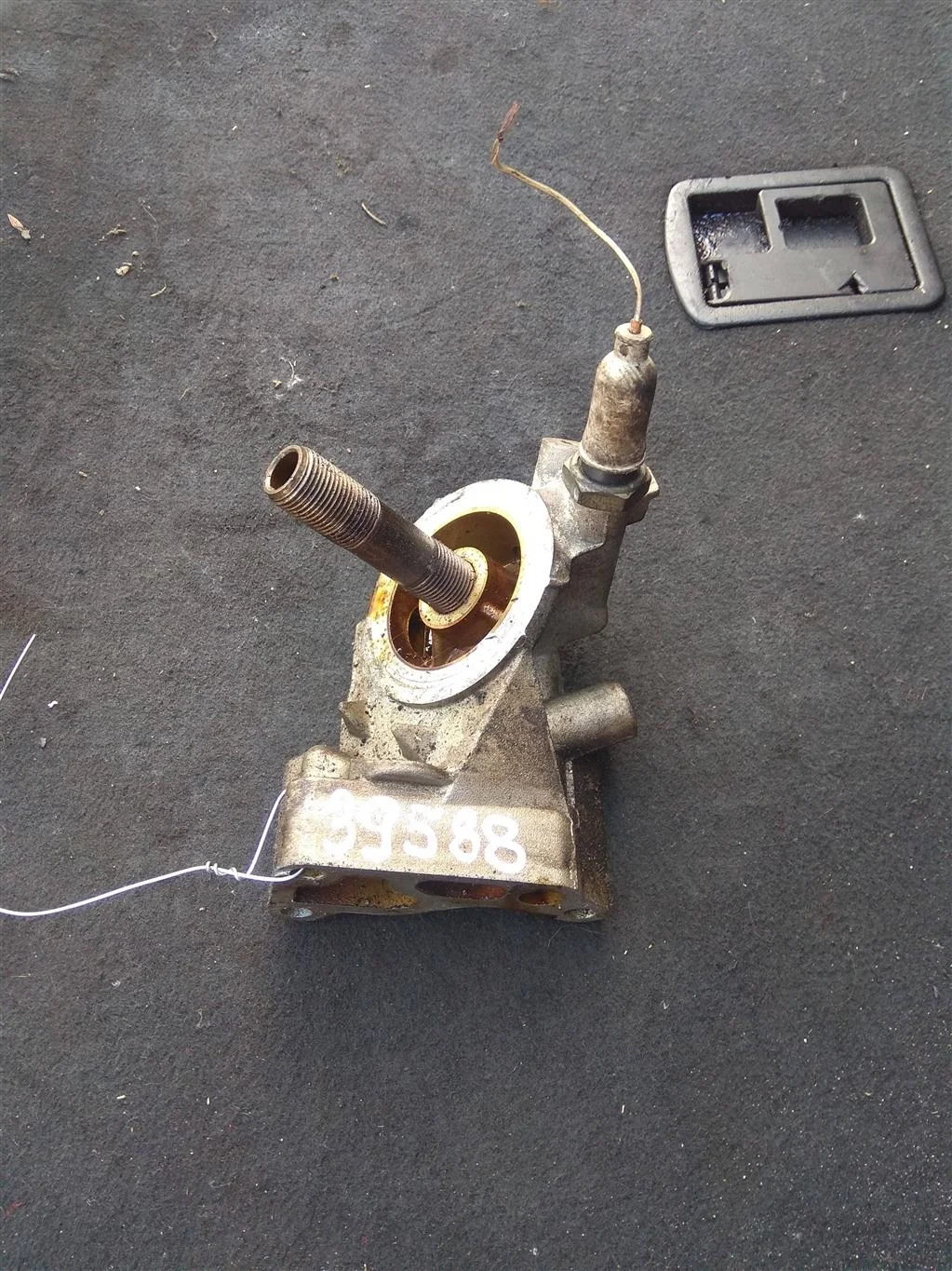 Кронштейн масляного фильтра 050115417  1.8 Бензин