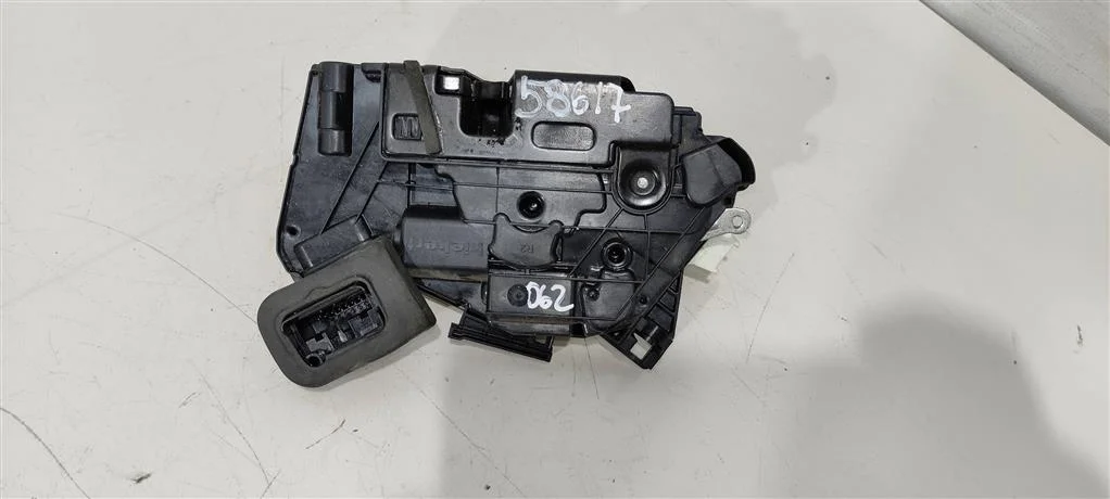 Замок двери передней правой 5K1837016A  1.8 Турбо