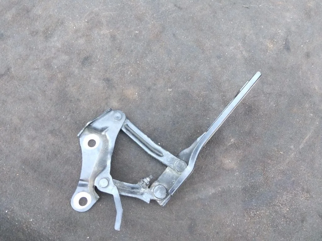 Петля капота правая 3T0823302B  1.8 Турбо бензин