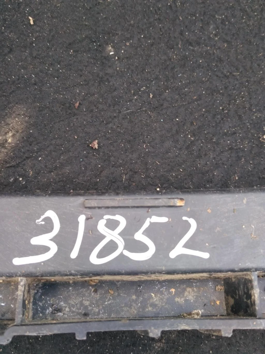 Направляющая заднего бампера левая 3T5807393  1.8