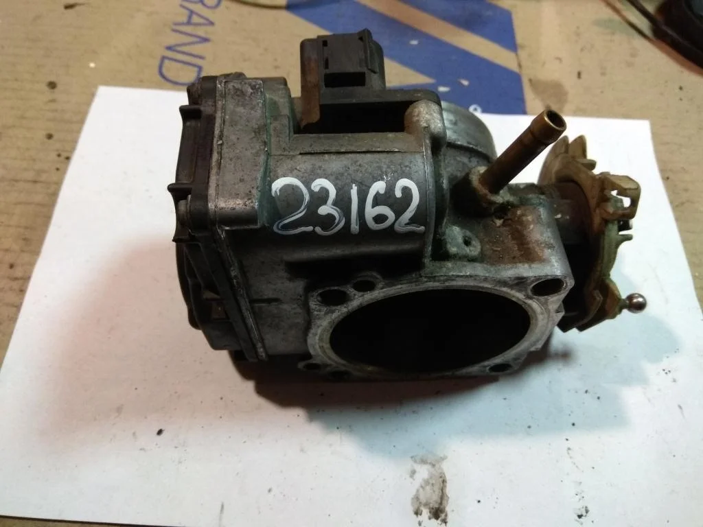 Заслонка дроссельная 078133063AK  2.8 Бензин Audi