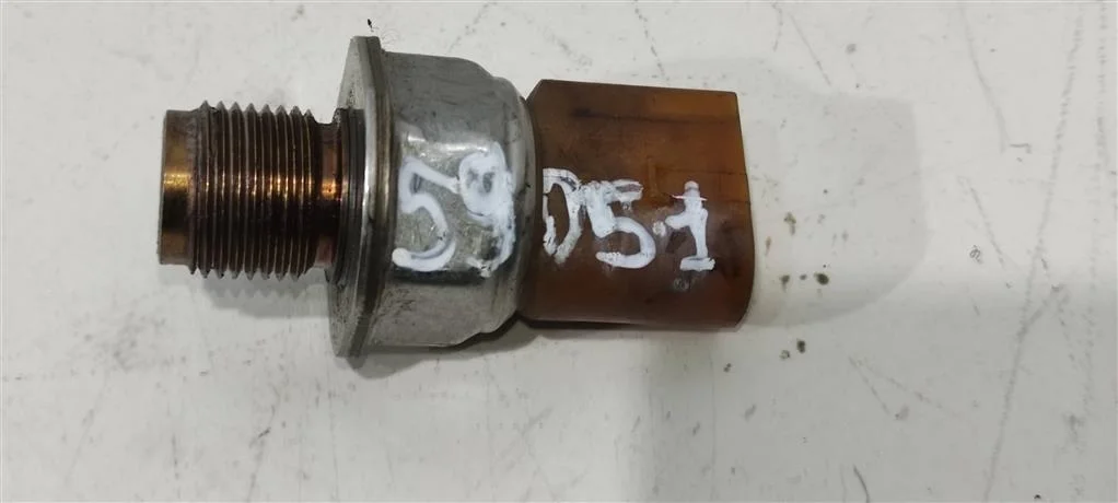 Датчик давления топлива 03L906051  2.0 TDI Volksw