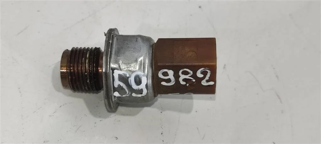 Датчик давления топлива 03L906051  2.0 TDI Volksw