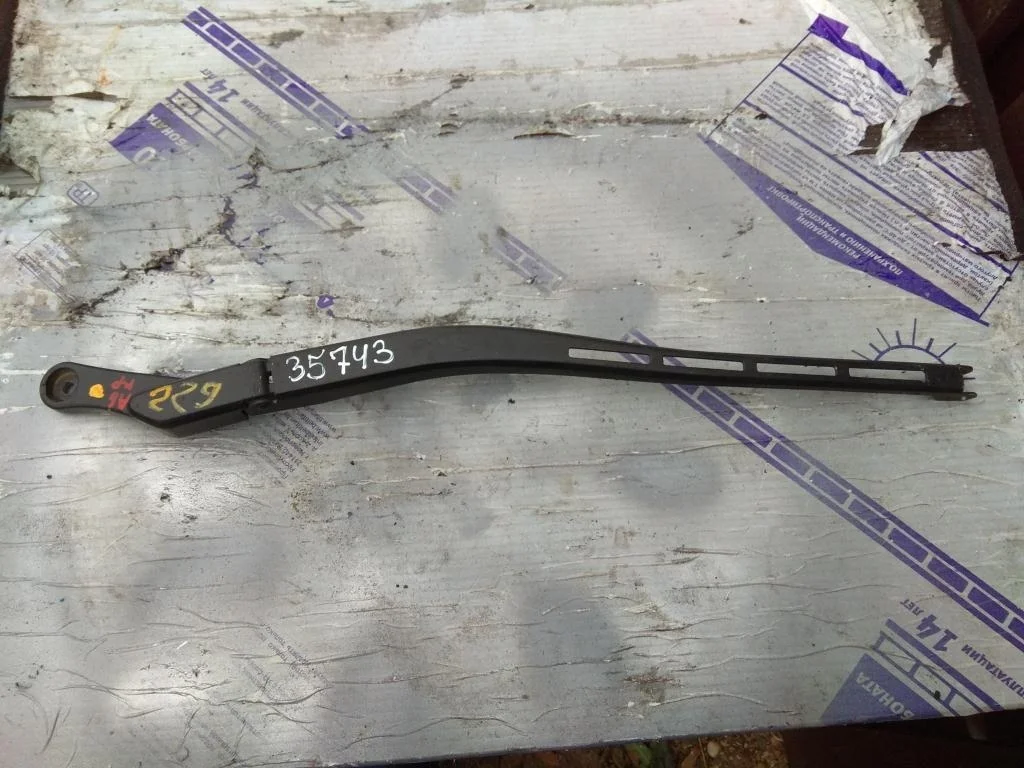 Поводок стеклоочистителя передний правый 4B195540