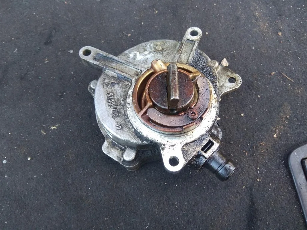 Насос вакуумный 06D145100E  2.0 Турбо бензин Volk