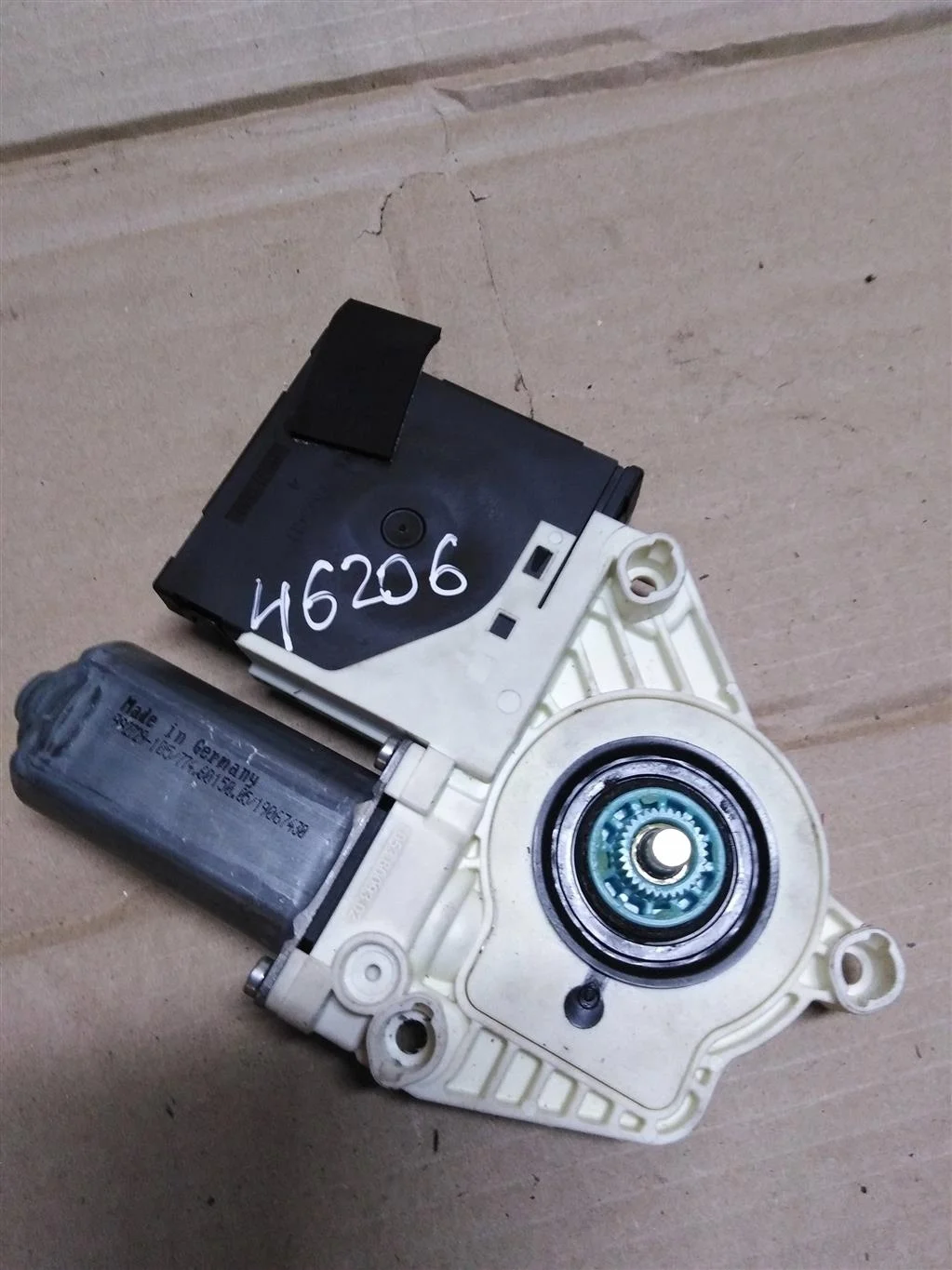 Моторчик стеклоподъемника передний правый 1K09597