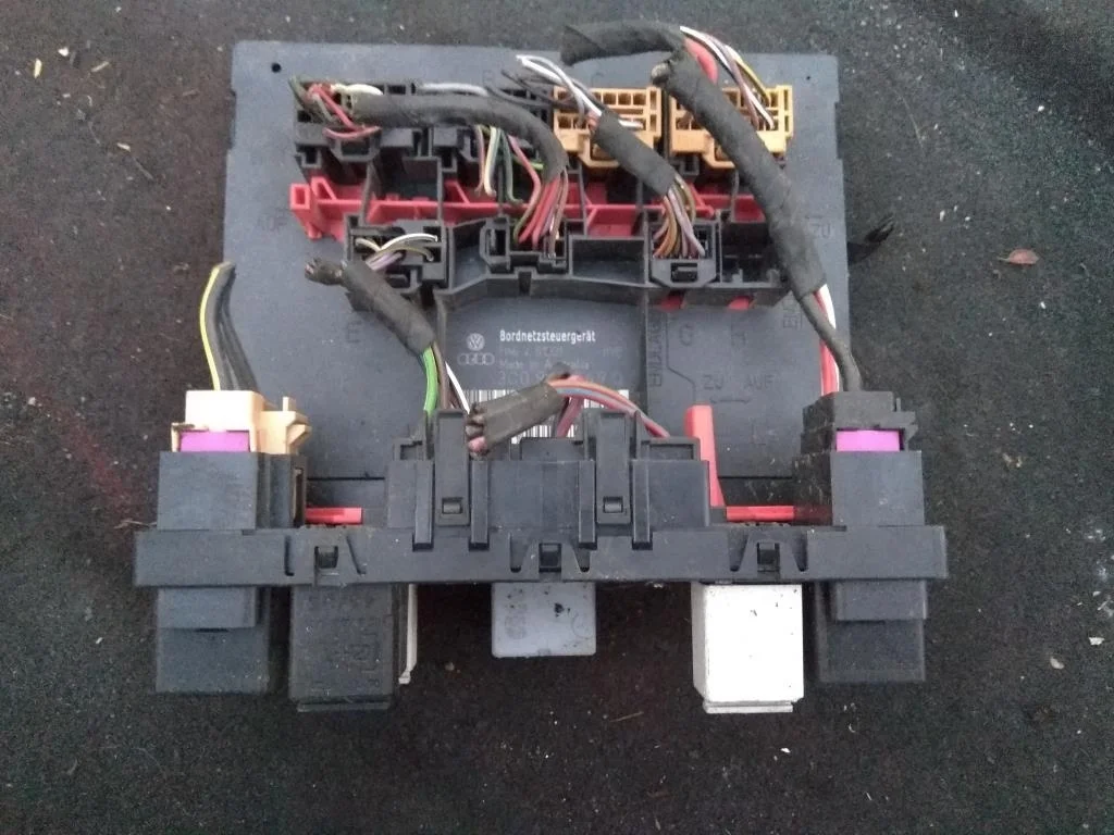 Блок бортовой сети 3C0937049Q  2.0 Турбо бензин V