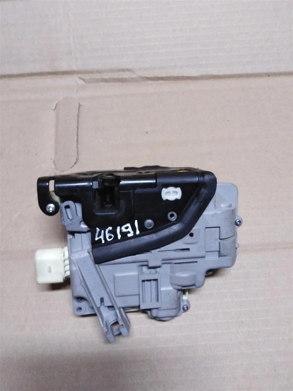 Замок двери передней левой 3C2837015A  2.0 Бензин